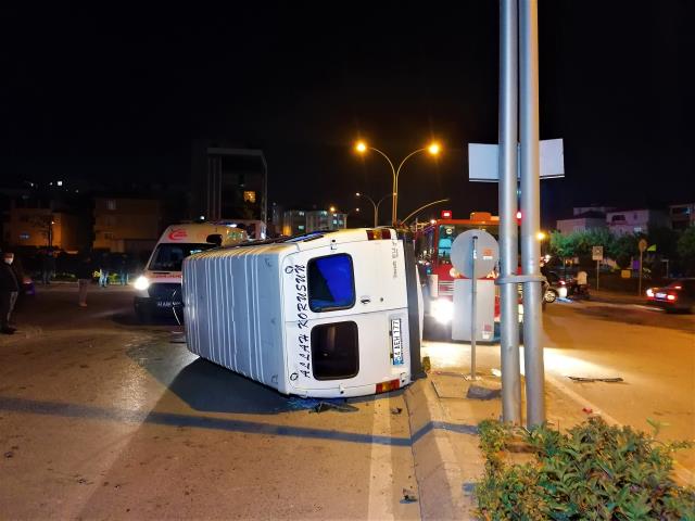 Kazada Devrilen Minibüsün Şoförü Camı Kırarak Kaçtı