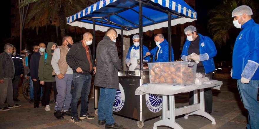 Seyhan Belediyesinden Vatandaşlara Sıcak Çorba İkramı