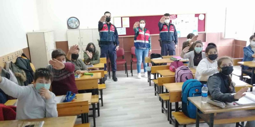 Antalya’da Jandarmadan Öğrencilere ‘kades Ve Kadına Yönelik Şiddetle Mücadele’ Eğitimi