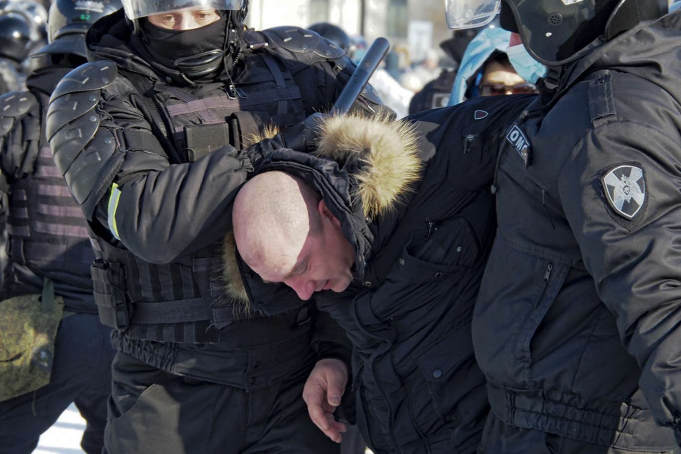 Russian police clashes with protesters in Moscow