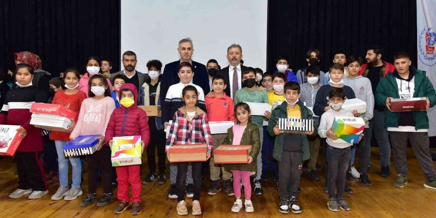 Osmaniye’de İhtiyaç Sahibi Çocuklara Kışlık Ayakkabı Desteği
