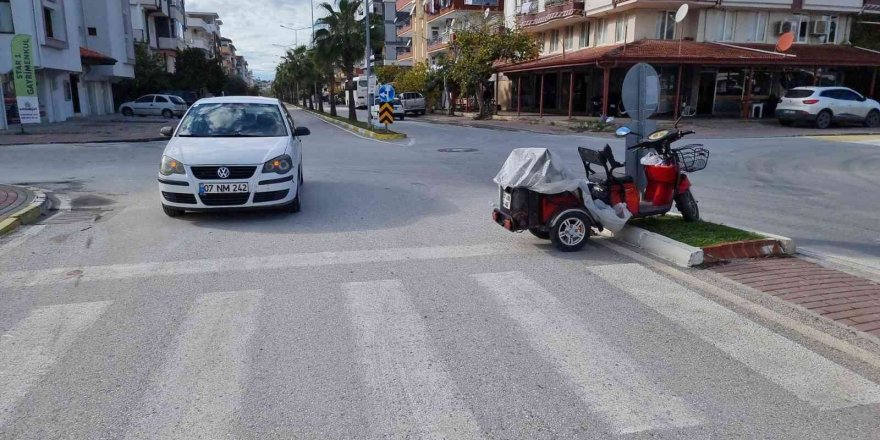 Otomobil, Engelli Motosikletine Çarptı: 1 Yaralı