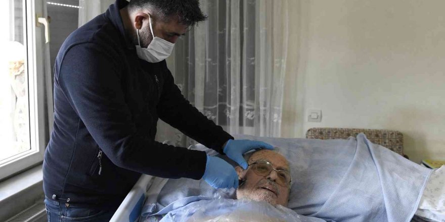 Muratpaşa’da Hastaların Bakımları Evden Çıkmadan Yapılıyor