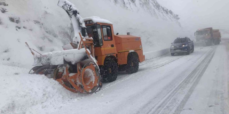 Antalya’da Kar Yağışı Etkili Oluyor