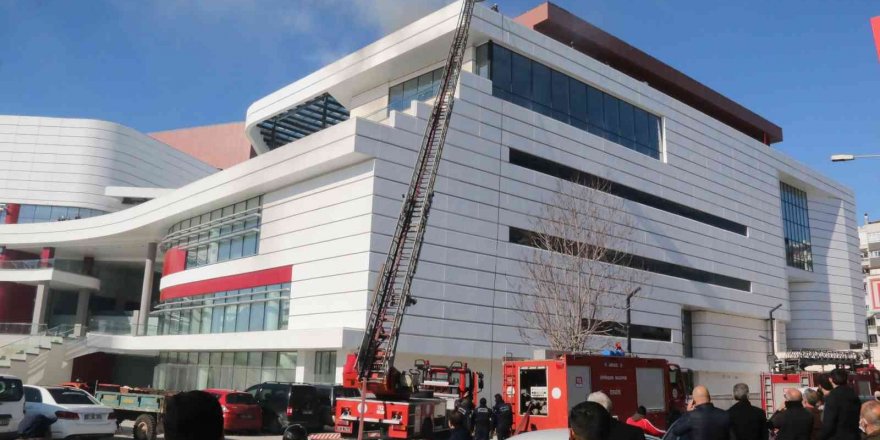 İnşaat Halindeki İş Merkezinin Çatısındaki Yangın Korkuttu, Vatandaşlar Balkonlara Koştu