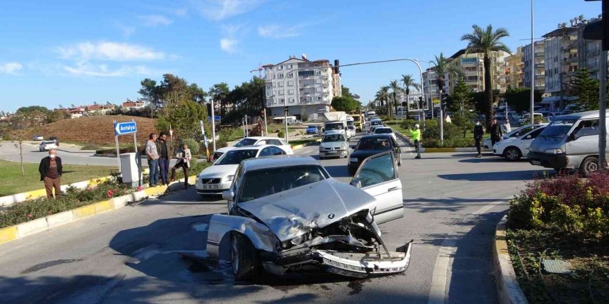 Antalya’da Kırmızı Işık İhlali Kaza Getirdi: 2 Yaralı