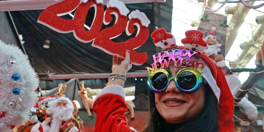 Antalya’da Erken Yeni Yıl Kutlamaları Renkli Görüntülere Sahne Oldu