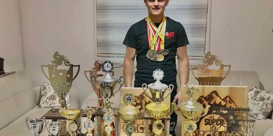 17 Yaşındaki Anıl Özeşker, Enduro Yarışlarında Kupaları Topladı
