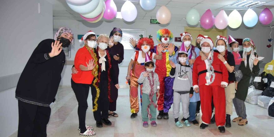 Hastanede Tedavi Gören Miniklere Yeni Yıl Kutlaması