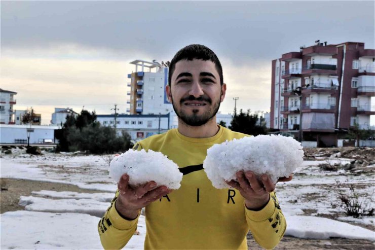 Antalyalılar Kar Yerine Doludan Kar Topu Yaptı