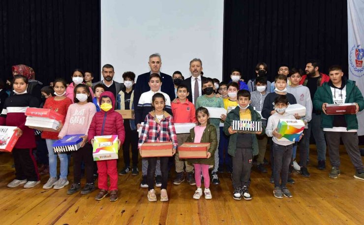 Osmaniye’de İhtiyaç Sahibi Çocuklara Kışlık Ayakkabı Desteği