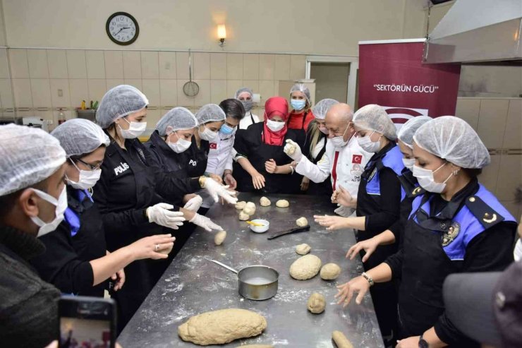 Kadın Polisler, Şeflerle Ekmek Yaptı