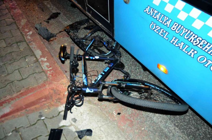 Otomobil Önce Bisiklete Sonra Duraktaki Otobüse Çarptı: 1 Ölü, 2 Yaralı
