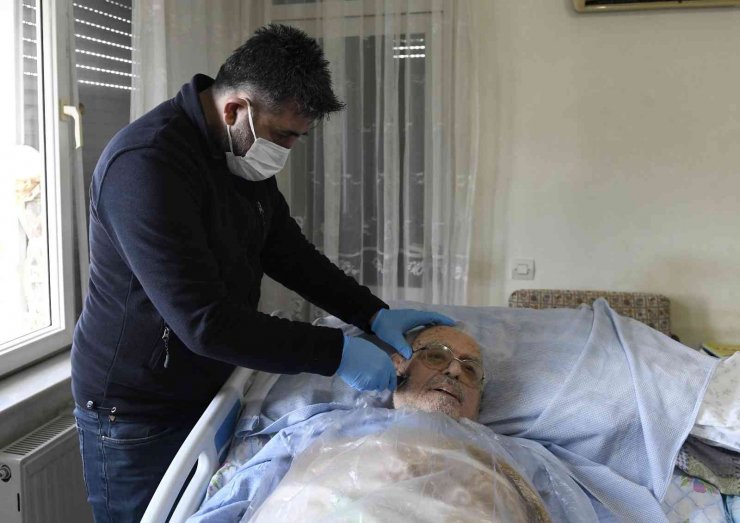 Muratpaşa’da Hastaların Bakımları Evden Çıkmadan Yapılıyor