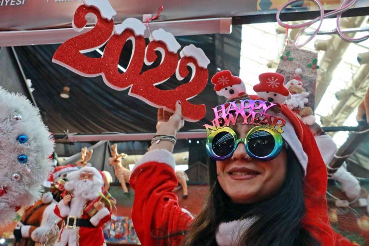 Antalya’da Erken Yeni Yıl Kutlamaları Renkli Görüntülere Sahne Oldu