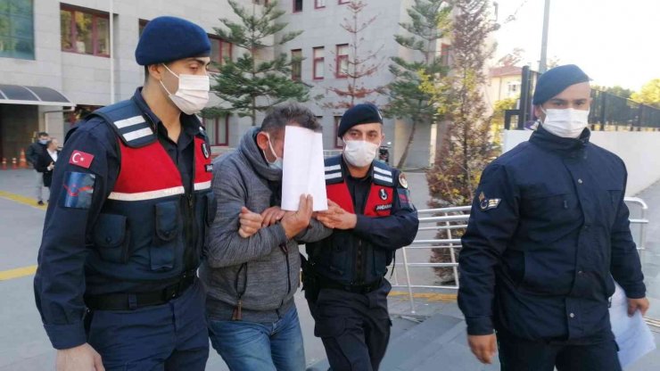 Tutuklanan Uyuşturucu Taciri, Yüzünü Tutuklama Kararı Belgesiyle Kapattı