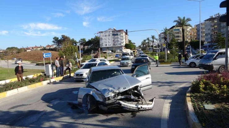 Antalya’da Kırmızı Işık İhlali Kaza Getirdi: 2 Yaralı