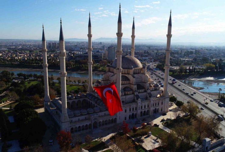 Türkiye’nin En Büyük İlk Türk Bayrağı Merkez Camisi’ne Asıldı