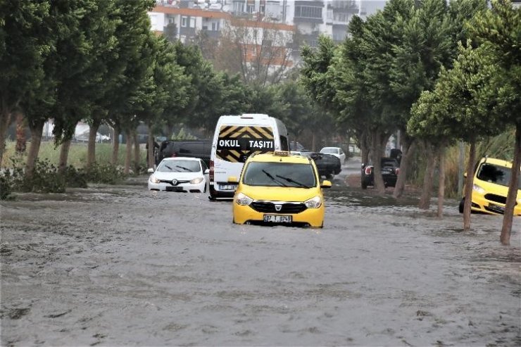 Meteoroloji’nin ‘kırmızı’ Kodlu Uyardığı Antalya’da 3 İlçede Okullar Tatil Edildi