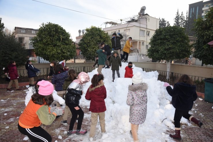 Kamyonla Okul Bahçesine Taşınan Kar, Öğrencilerin Neşe Kaynağı Oldu