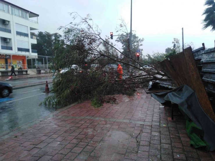 Fırtına Ve Yağışın Etkili Olduğu Antalya’da Büyükşehir Teyakkuza Geçti