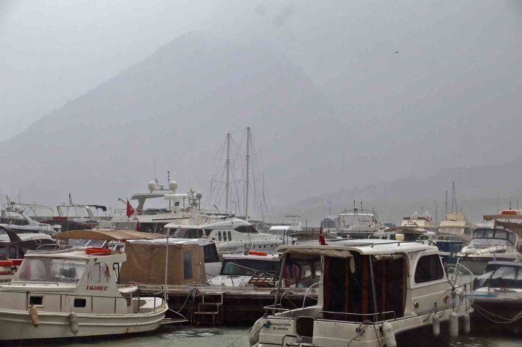 Antalya’da Yağıştan Dolayı İki Tekne Battı, Balıkçılar Ekmek Teknelerinde Nöbet Tutmaya Başladı