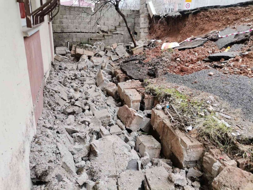 Karahmanmarak'taki Heyelan Nedeniyle Okul Civarındaki Duvar Çöktü