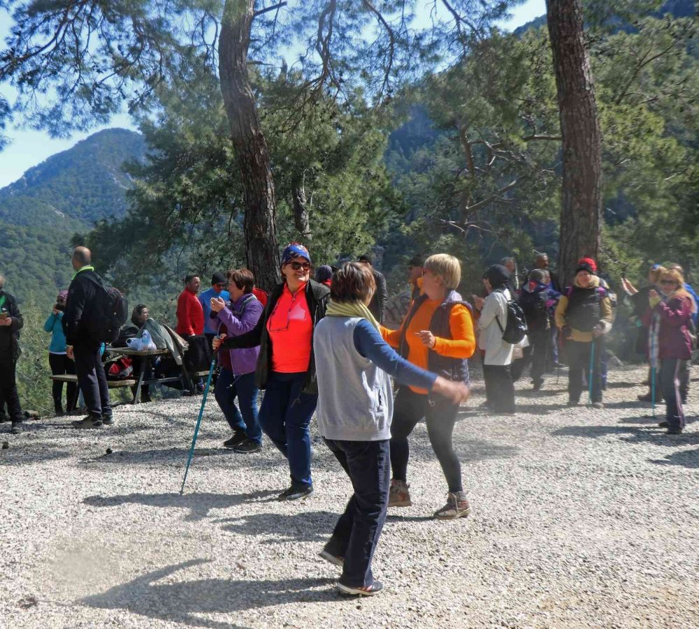 Antalya Belediyesi Bisiklet Yolunda Vatandaşlar için Doğa Yürüyüşü Düzenledi