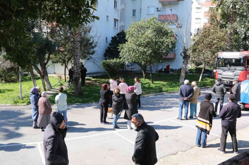 Antalya'da Apartmanın 7. Katında Çıkan Yangın Korkuttu