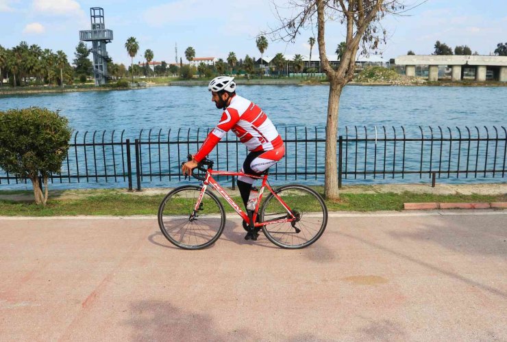 Tek Bacağıyla Yüzlerce Kilometre Bisiklet Sürüyor