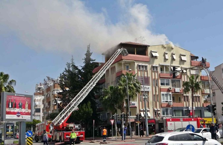 Antalya’da Mahalleyi Dumana Boğan Yangın