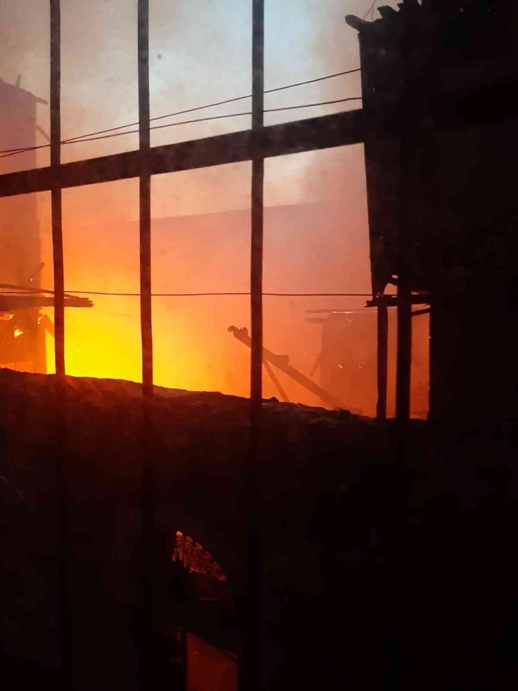 Tarsus’ta 2 Metruk Evde Çıkan Yangın Korku Dolu Anlar Yaşattı