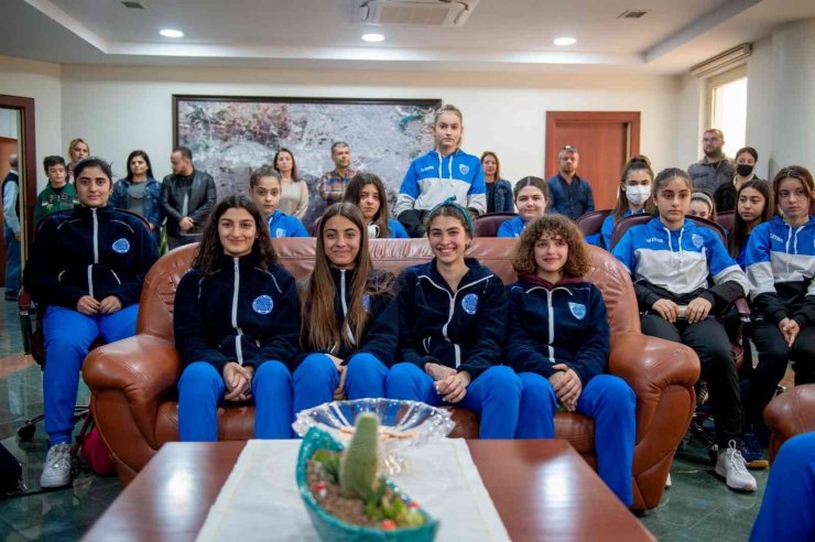 Şampiyon Voleybolcu Kızlardan Başkan Akay’a Kupalı Teşekkür