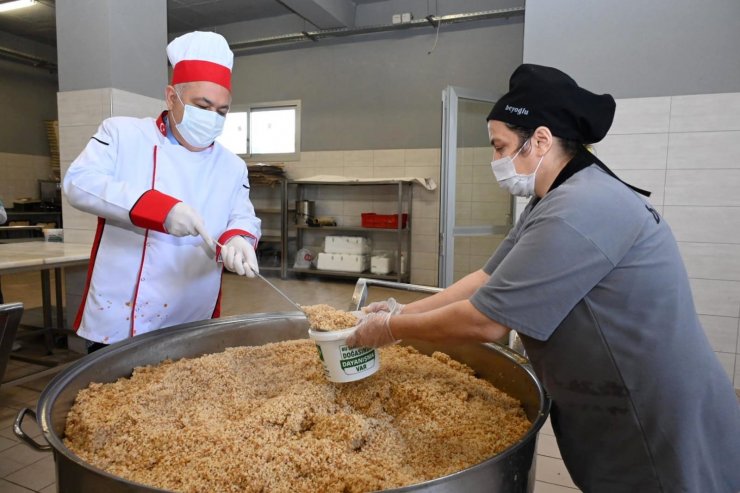 Osmaniye’de Günde 3 Bin Kişiye Sıcak Yemek