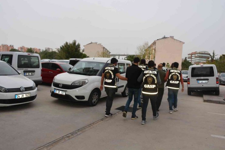 Yabancı Uyruklu Şahısların Aracını "polis" Diye Durdurup, Eşyalarını Yağmaladılar