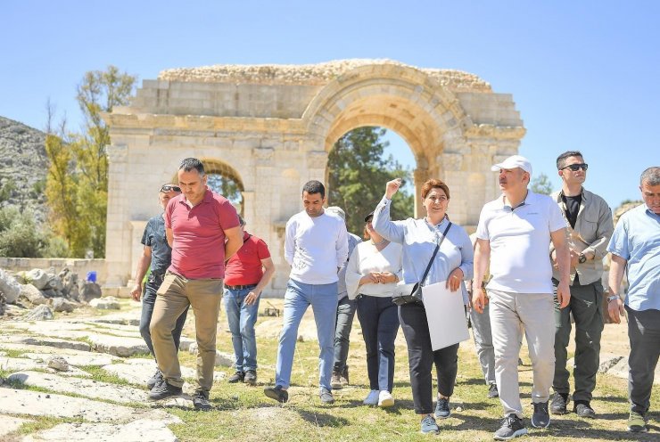 Vali Elban: "anavarza, Efes’ten Çok Daha Büyük Bir Antik Kent"