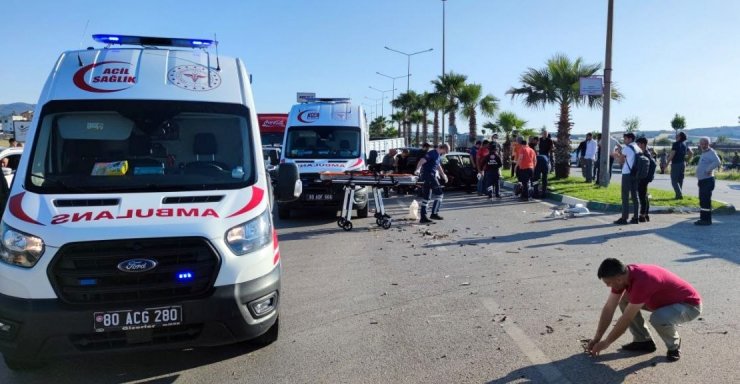 Osmaniye’de Direğe Çarpan Otomobil Karşı Şeride Geçti: 3 Yaralı