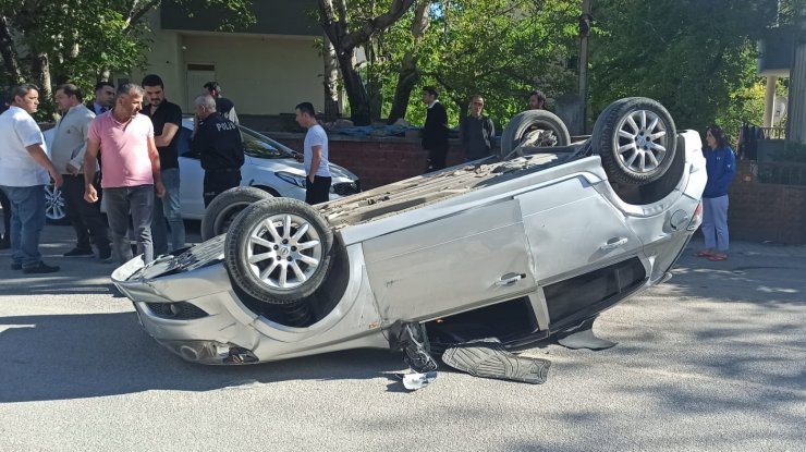 Park Halindeki Otomobile Çarpan Araç Takla Attı: 1 Yaralı