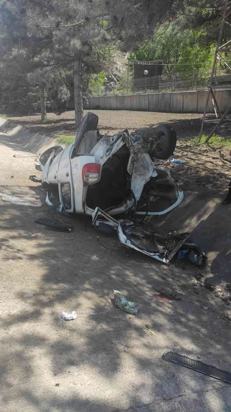 Hurdaya Dönen Otomobilde 2 Kişi Yaralandı