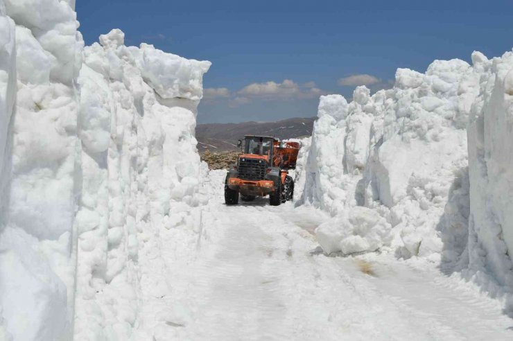 Antalya’nın Yaylalarında İnanılmaz Karla Mücadele Çalışması