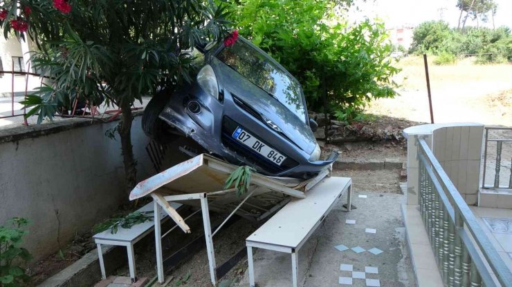 Antalya’da Otomobil Apartmanın Bahçesindeki Masanın Üzerine Uçtu: 1 Yaralı