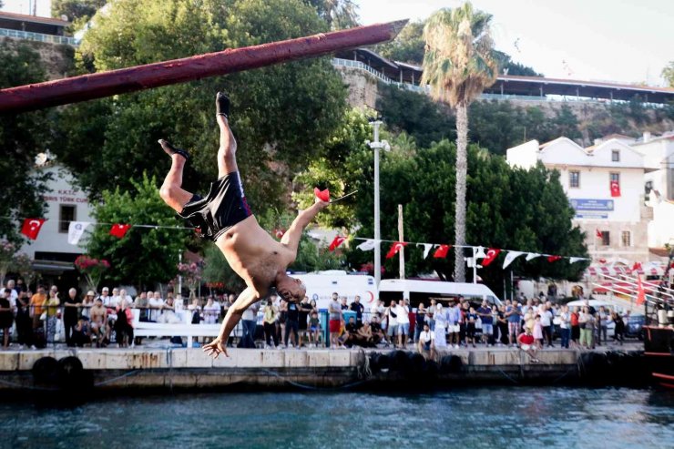 Antalya’da İptal Edilen Yağlı Direk Bayrak Yarışması Renkli Görüntülere Sahne Oldu