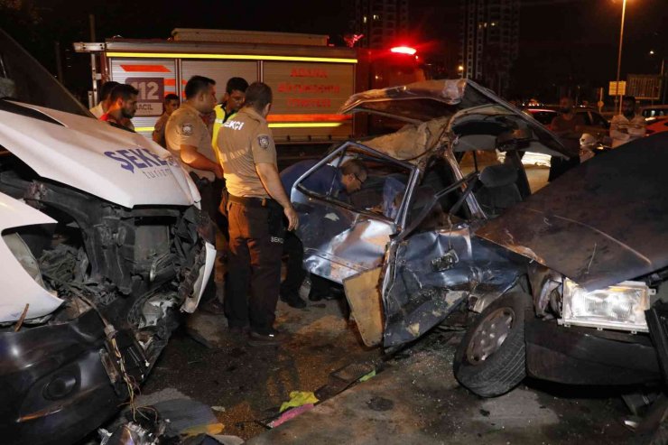 Adana’da Otomobil İle Servis Çarpıştı: 4 Yaralı