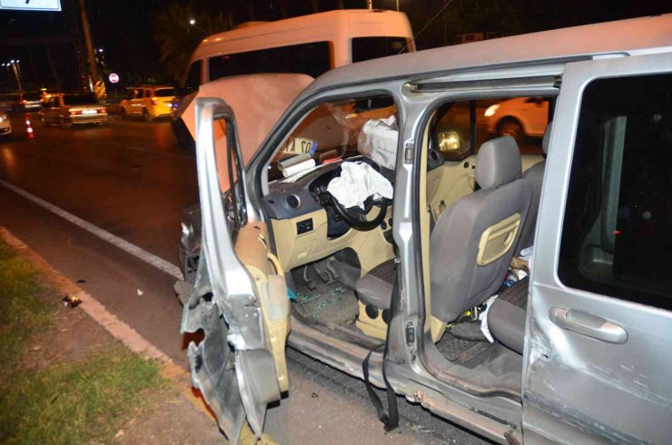 Karşı Şeride Geçen Araç Otomobile Çarptı: 2 Yaralı