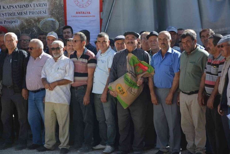 200 Çiftçiye 50 Ton Sertifikalı Buğday Tohumu Dağıtıldı
