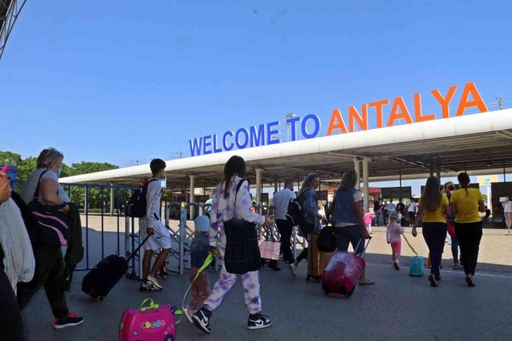 Antalya’da Her 4 Turistten 1’i Alman