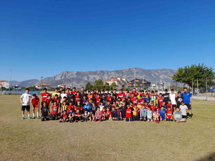 Döşemealtı Belediyesi Futbol Okulu 20 Minik Sporcuya Lisans Çıkarttı