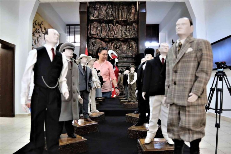 20 Kişilik Ekip 1.5 Yılda Atatürk’ün 15 Farklı Elbisesinin Birebir Aynısını Dikti