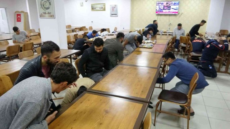Osmaniye’de Öğrenciler Deprem Tatbikatına Akşam Yemeğinde Yakalandı