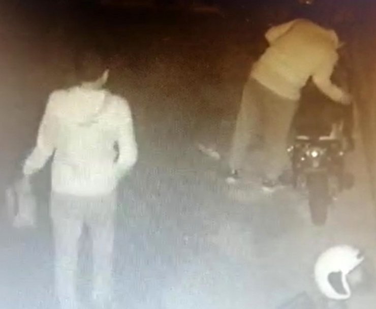 Motosiklet Hırsızlarının Rahat Tavrı Güvenlik Kameralarına Yansıdı
